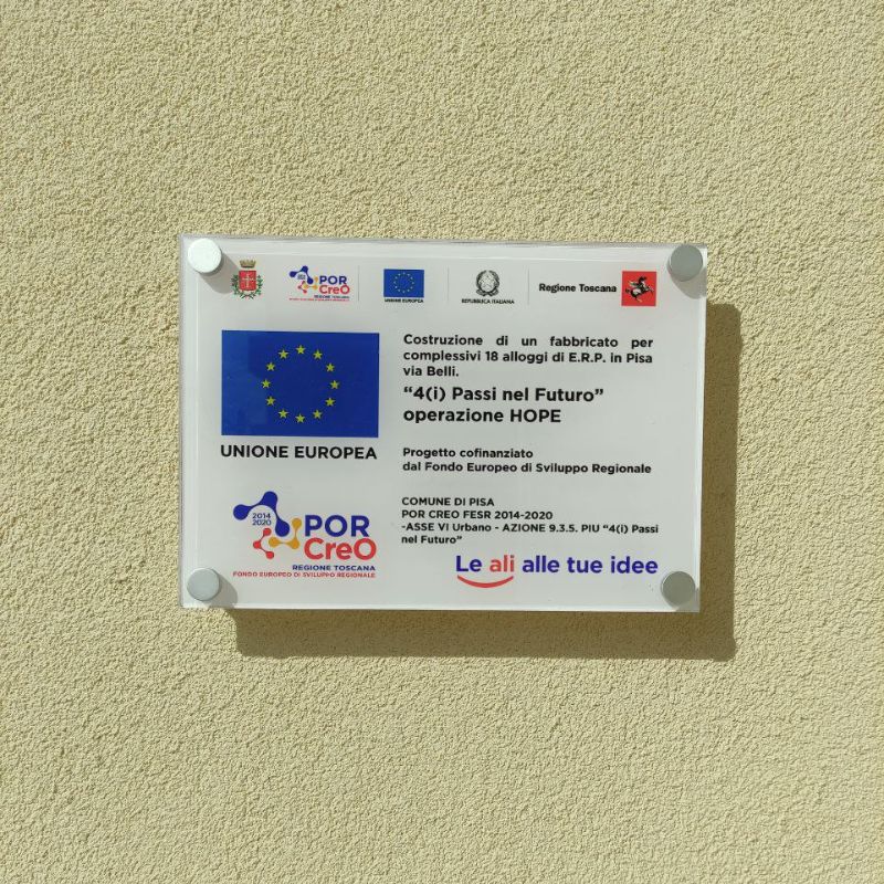 La targa dedicata ai fondi UE all'ingresso dell'edificio del progetto HOPE, a Pisa - Foto: Gabriele Cruciata