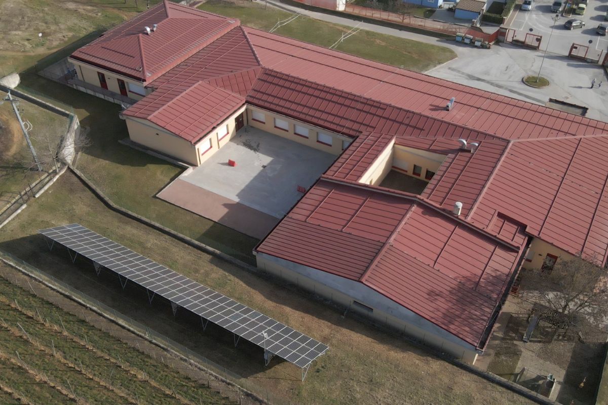 L'impianto fotovoltaico sulla scuola di Magliano Alpi - Foto: Comune di Magliano Alpi