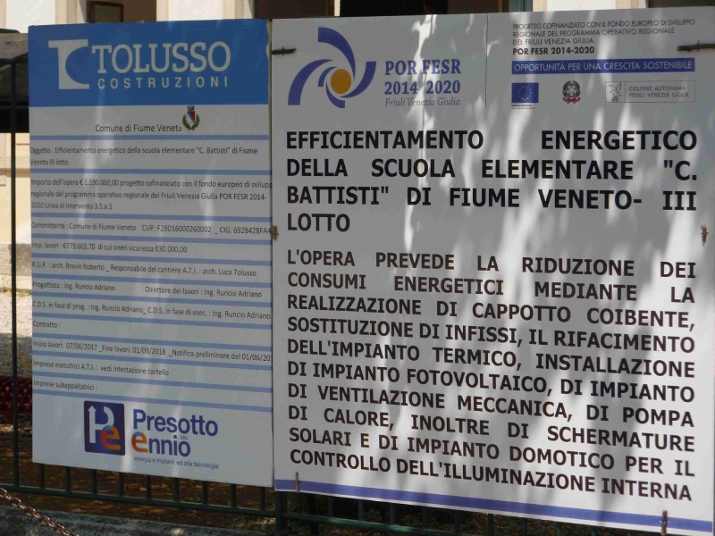 Il cartello che indica i fondi della politica di coesione UE, usati per i lavori alla scuola “Cesare Battisti” - Foto: Comune di Fiume Veneto