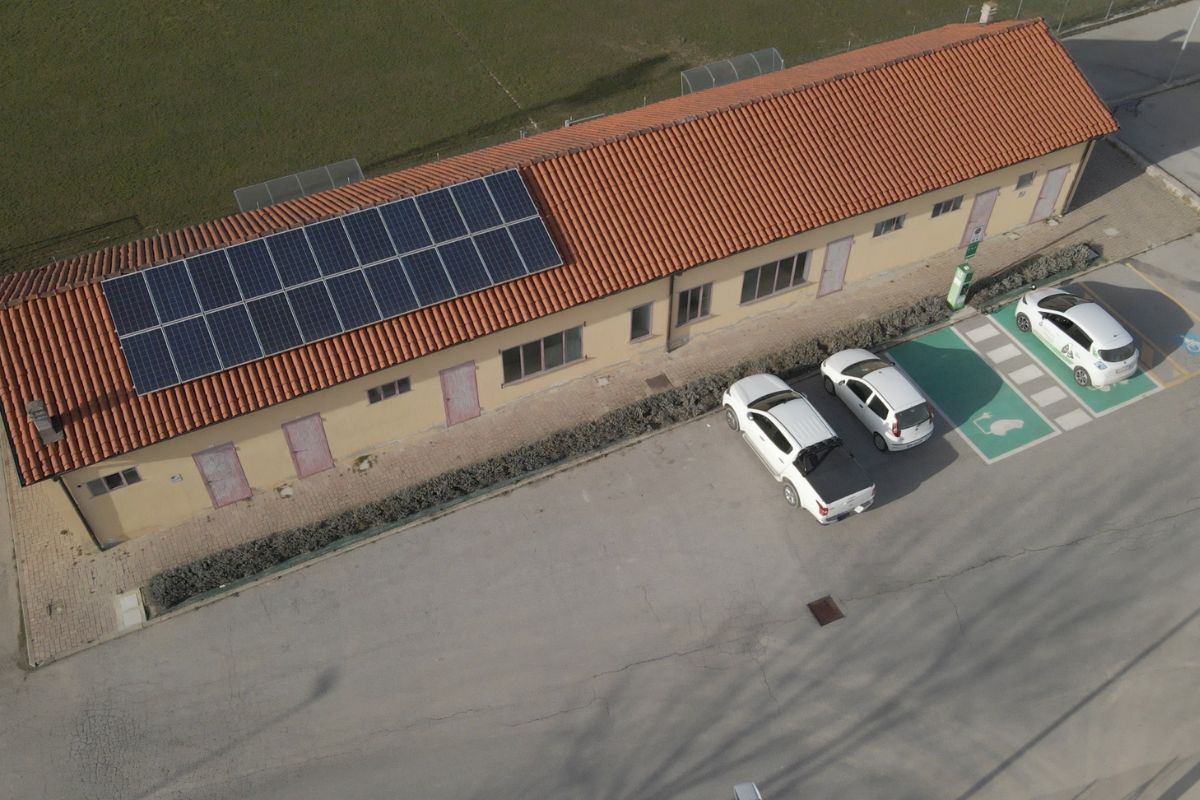L'impianto fotovoltaico sul Comune di Magliano Alpi - Foto: Comune di Magliano Alpi