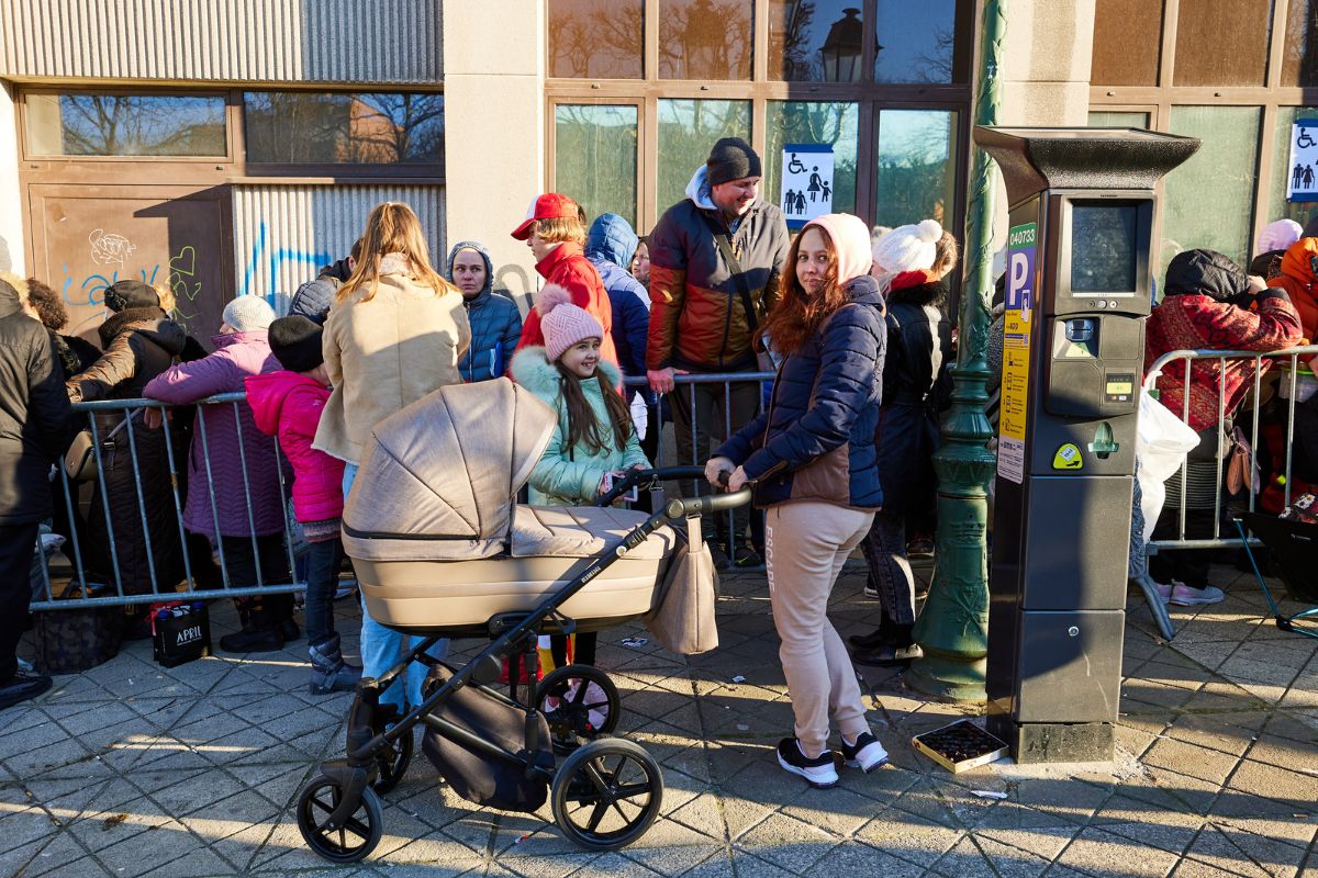Rifugiati ucraini in coda davanti al centro di registrazione dell'Ufficio Immigrazione a Bruxelles, in Belgio - Foto: Unione Europea