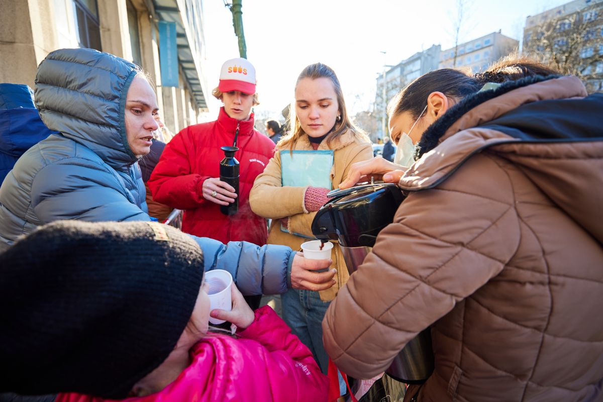 Una volontaria offre un caffè ai rifugiati ucraini in coda davanti al centro di registrazione dell'Ufficio Immigrazione di Bruxelles, in Belgio - Foto: Unione Europea