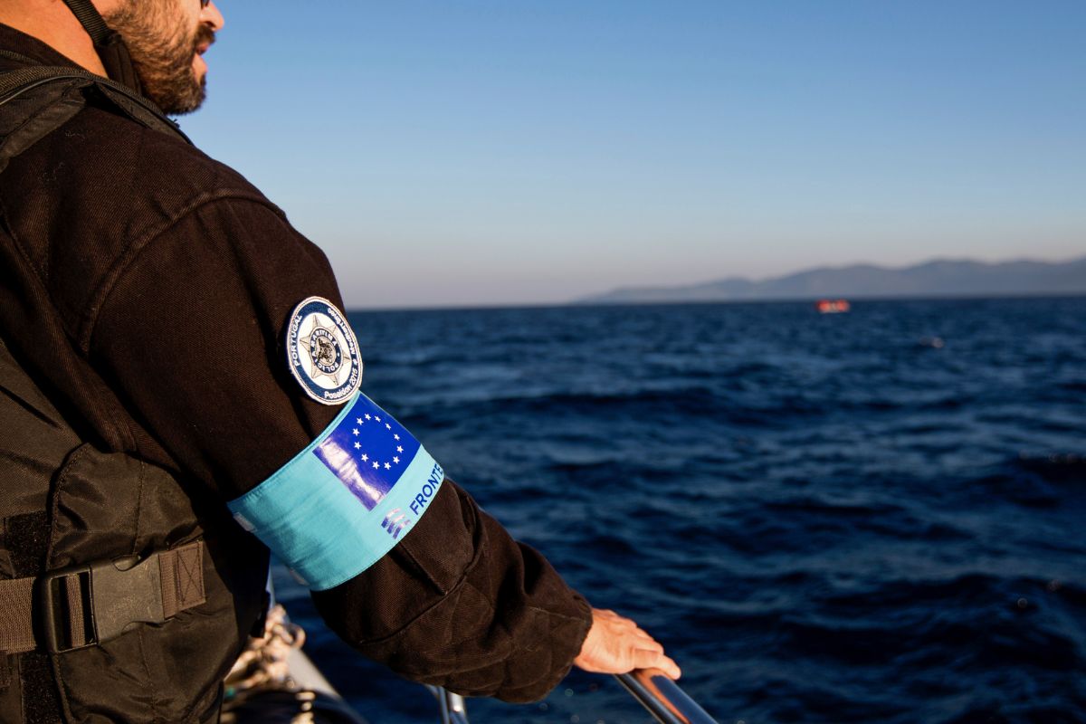 Un agente di polizia portoghese, rappresentante dell'agenzia Frontex, durante un pattugliamento a bordo dell'isola greca di Lesbo. - Foto: Unione Europea