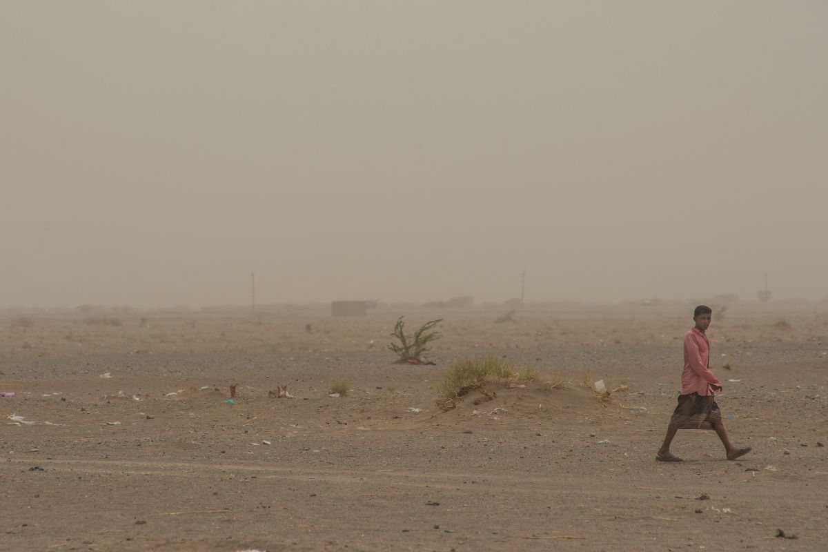 Un uomo cammina nel deserto in Yemen - Foto: Unione Europea