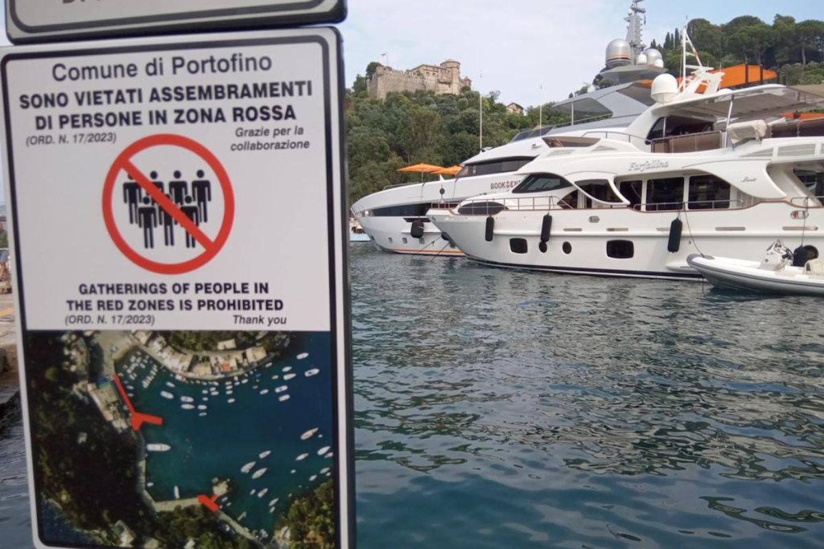 Il cartello che indica le zone rosse, Portofino, giugno 2023 - Foto: Sarah Gainsforth