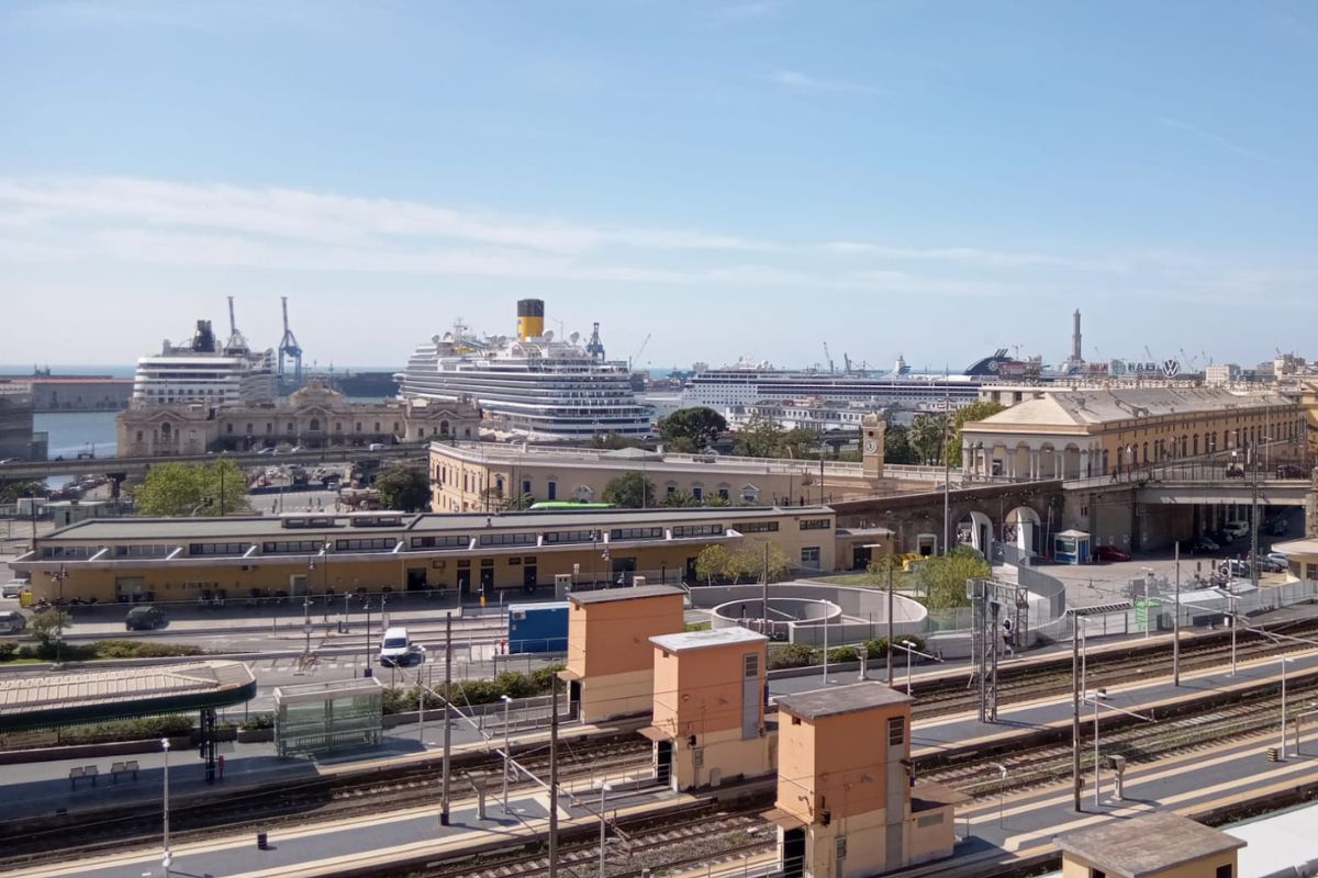 La Stazione Marittima di Genova è l'edificio in alto a sinistra, stretto tra le due navi da crociera - Foto: Sarah Gainsforth