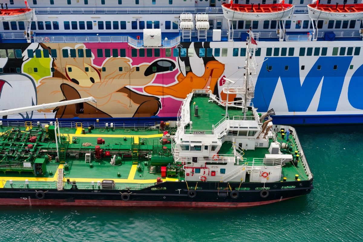 Una nave da crociera in porto a Genova - Genova vista da una nave da crociera - Foto: Daniele D'Andreti via Unsplash