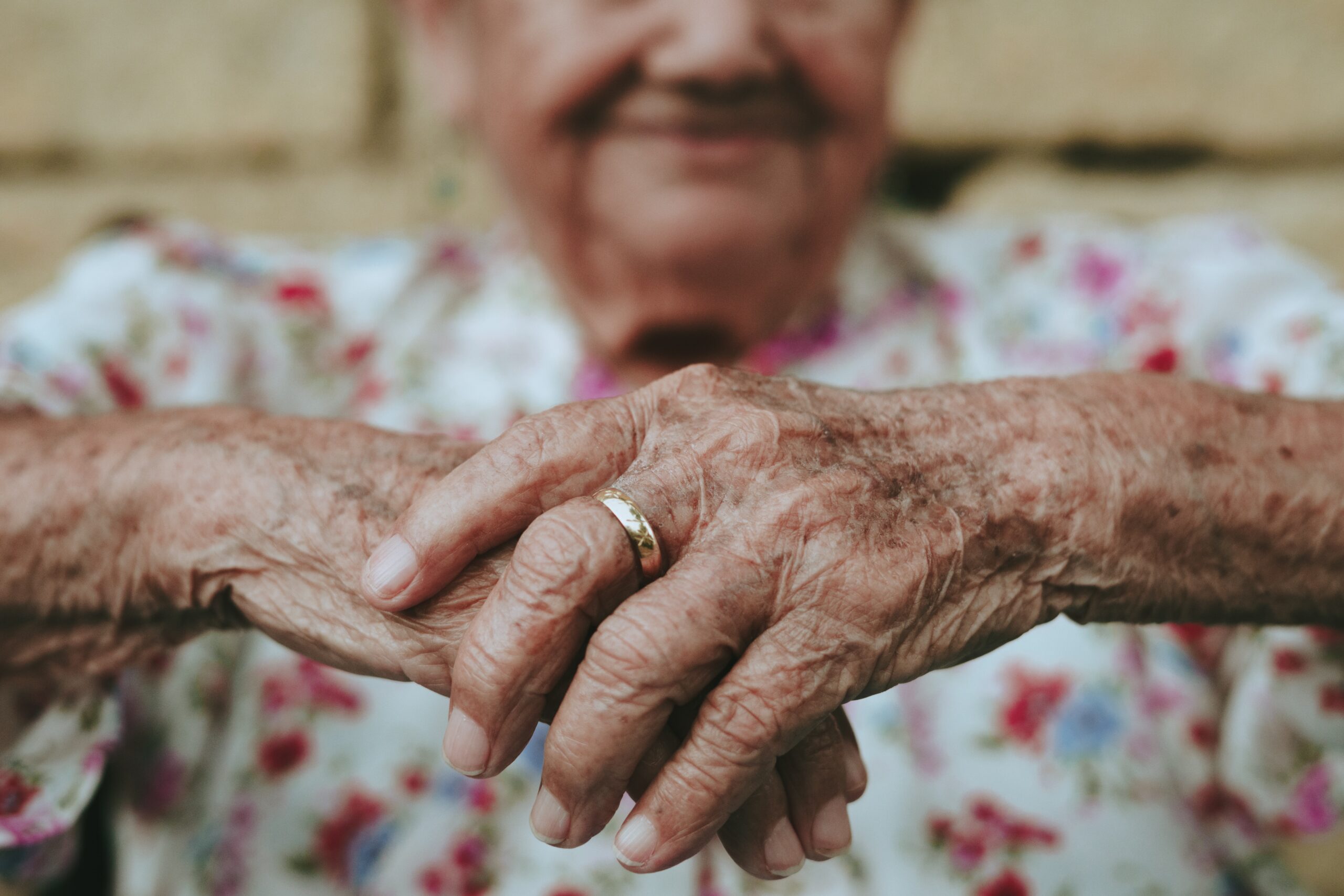 Le mani di un'anziana - Eduardo Barrios via Unsplash