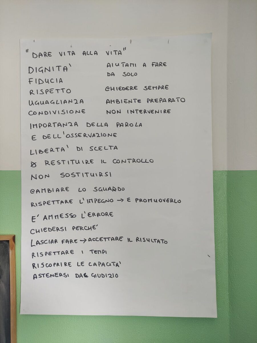 Alcuni dei principi del metodo Montessori che si applicano nella Rsa di Casoli scritti su dei cartelloni appesi all'interno della struttura - Foto: Gabriele Cruciata