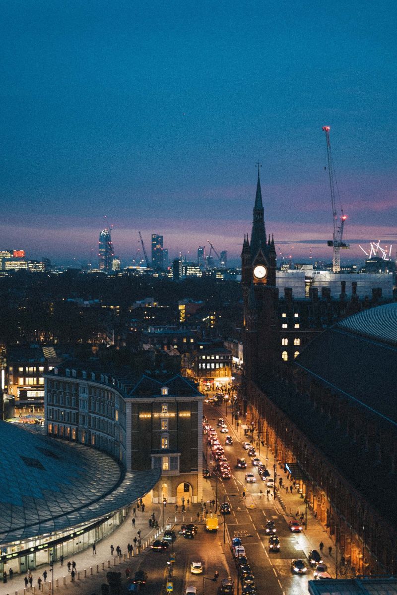 Una vista notturna della zona di King’s Cross, a Londra - Foto: Charlie Firth via Unsplash