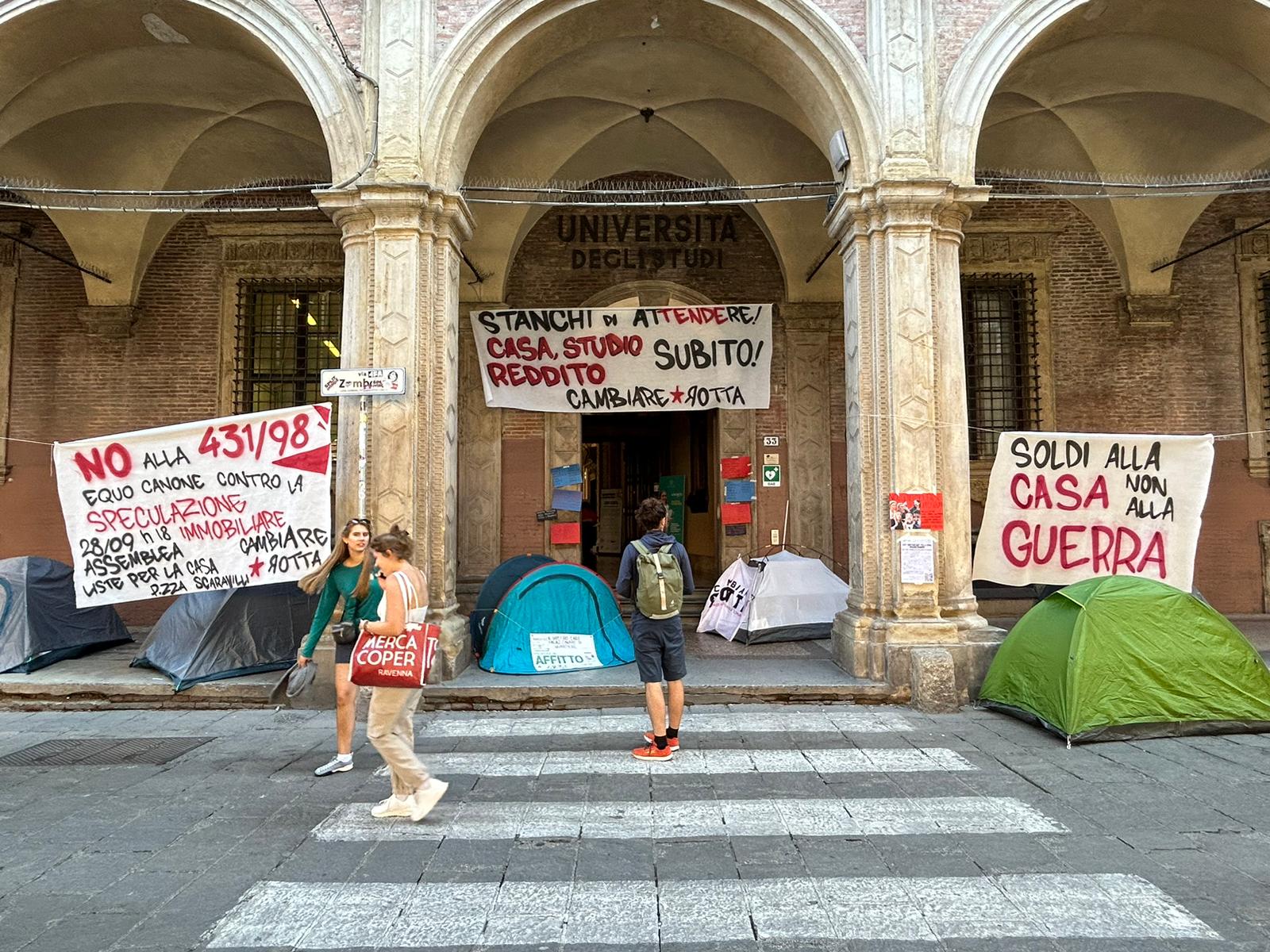 Studenti in protesta contro il caro affitti a Bologna