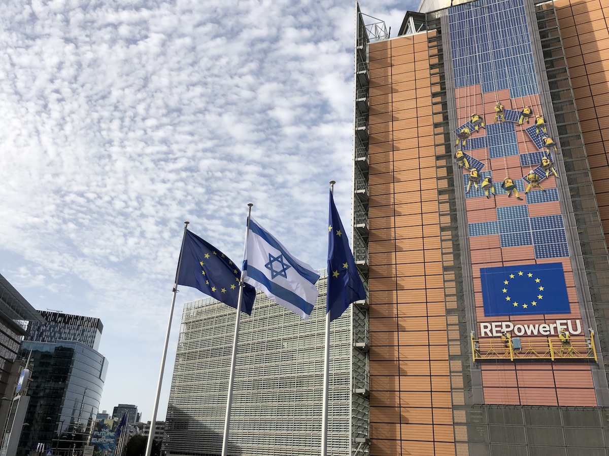 Bruxelles - Palazzo Berlaymont sede della Commissione europea 8 ottobre 2023 – Bandiera di Israele issata tra due bandiere dell'Unione Europea - Foto di Alberto Puliafito
