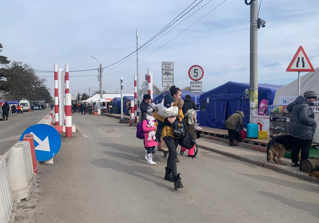 Profughi ucraini attraversano il confine con la Romania, a Siret - Foto Eleonora Camilli