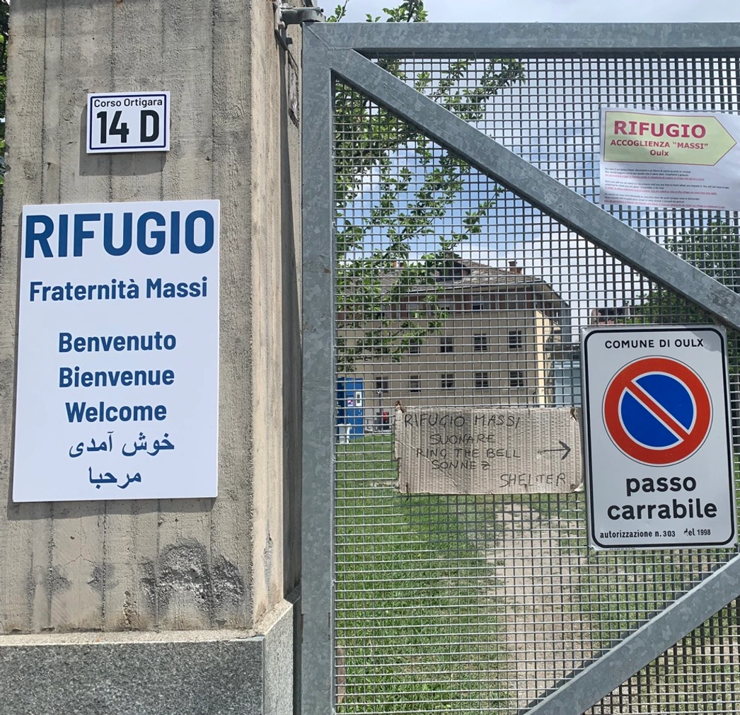 L'ingresso del rifugio Fraternità Massi a Oulx, in Val di Susa, vicino al confine tra Italia e Francia - Foto Eleonora Camilli
