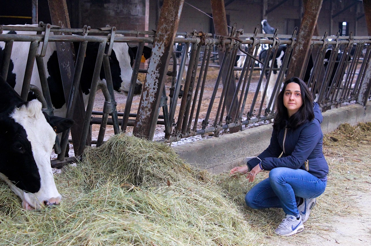 Elisa Pozzi con le mucche della sua azienda agricola casearia Zipo - di Lidia Baratta