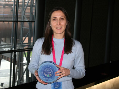 Silvia Ramoser, project manager di EuregioFamilyPass, tiene in mano il premio Regiostars per la categoria "Un'Europa vicina ai cittadini"
