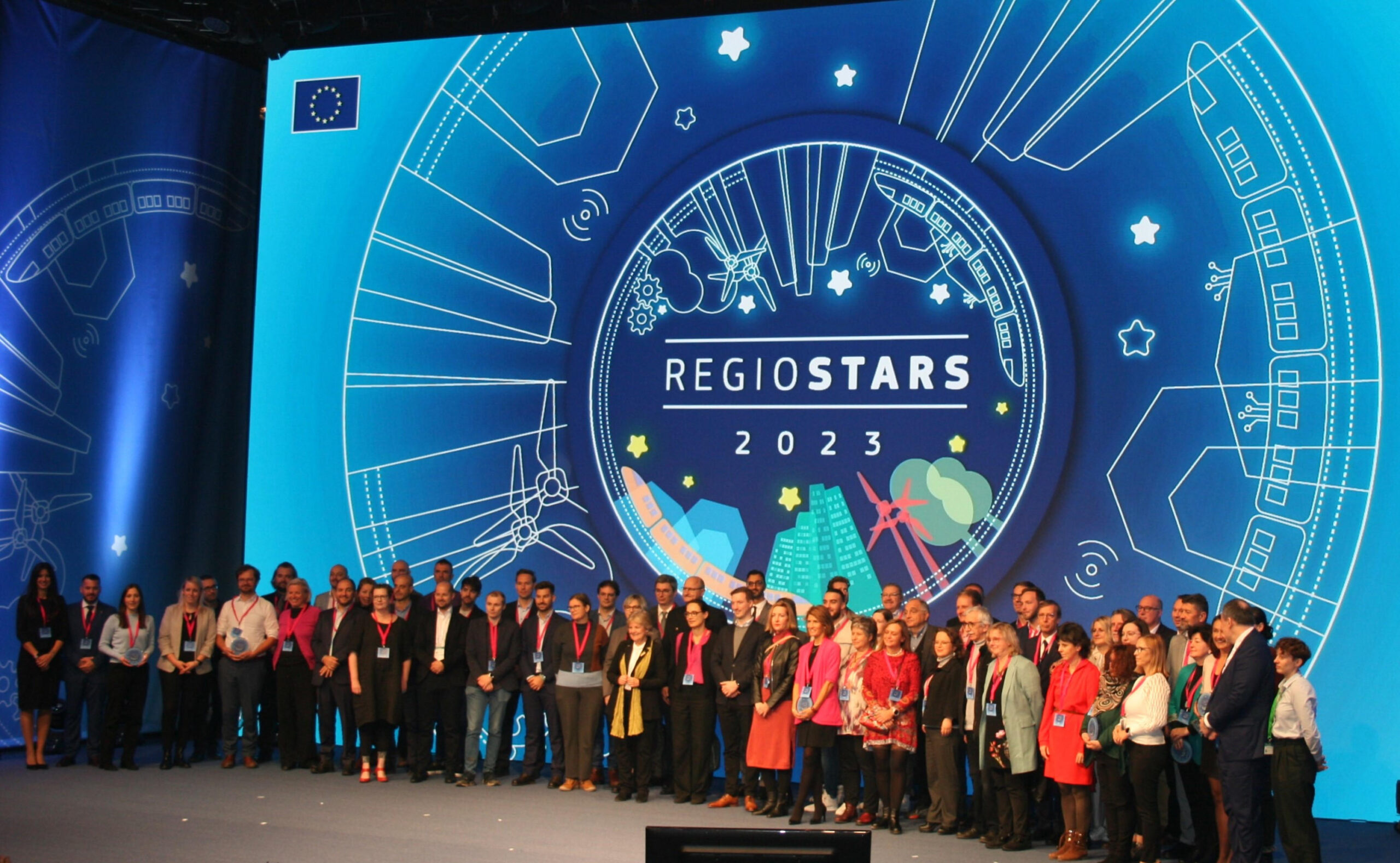 Il palco di Regiostars con tutti i vincitori e la Commissaria Elisa Ferreira