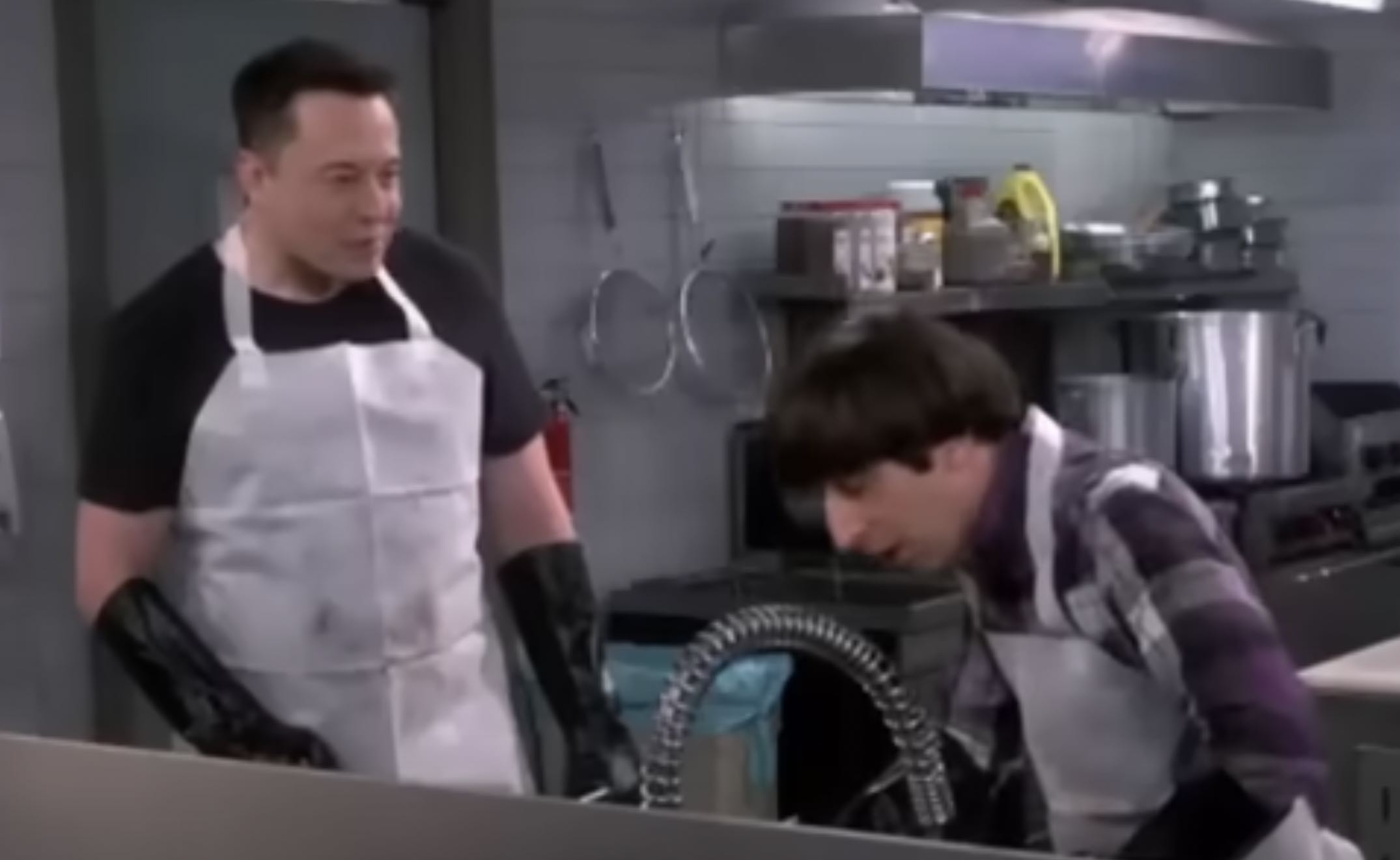 Fotogramma di The Big Bang Theory con Elon Musk nei panni di sé stesso e Simon Helberg nei panni di Howard Wolowitz (episodio 9, stagione 9, The Platonic Permutation)