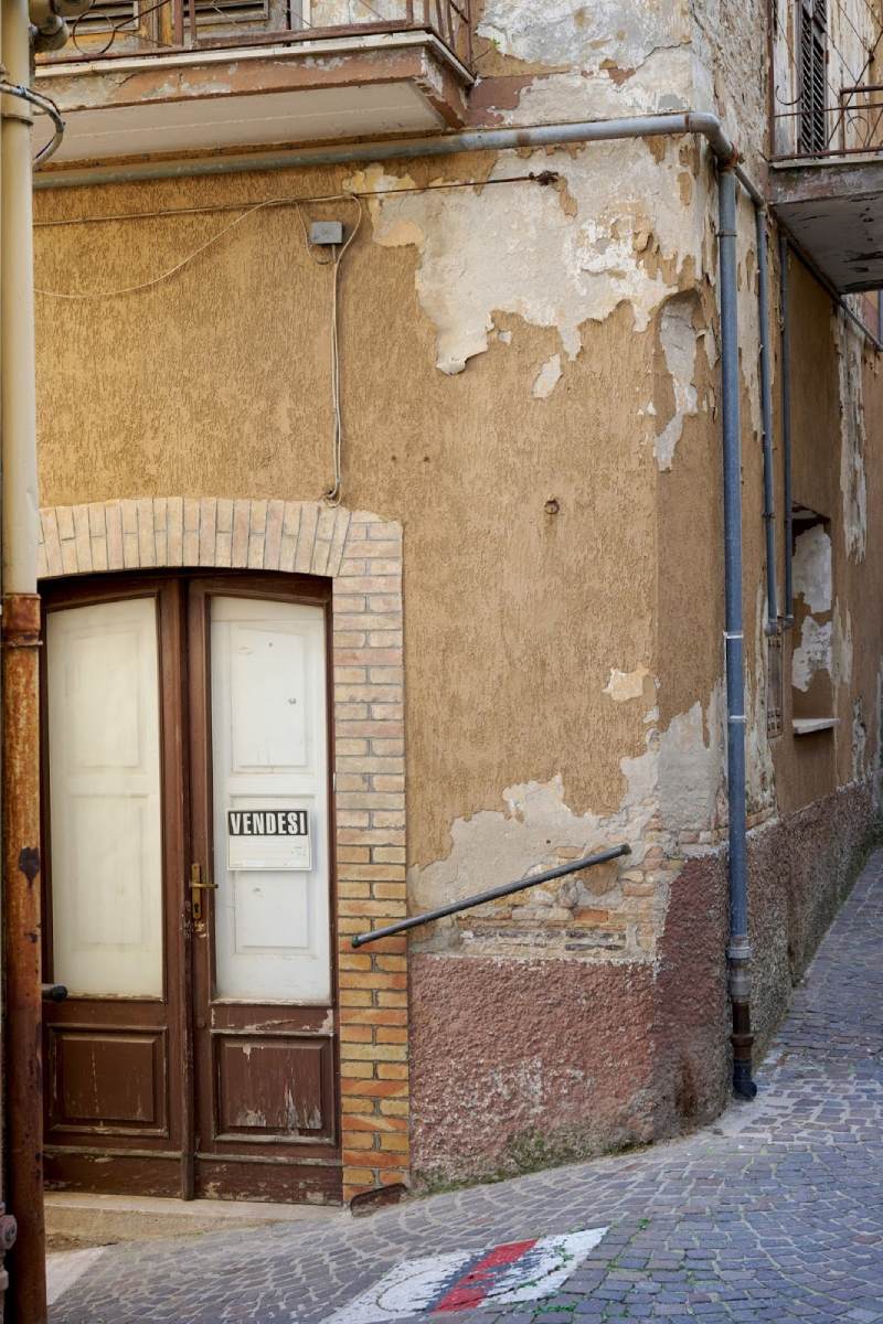 Una vecchia casa abbandonata nel centro di Biccari - Foto di Andrea Granatiero