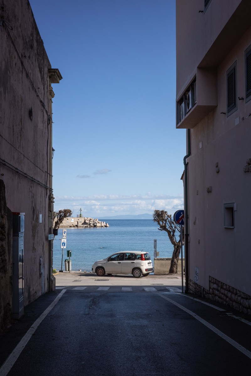 Vista tra le case del porto di Marciana Marina - Foto: Max Cavallari