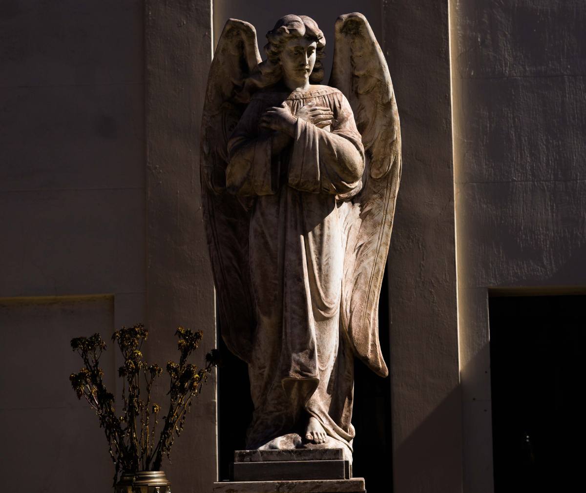 Una statua dalla polvere di minerale di ferro emessa dall’acciaieria. Foto di Matteo Barsantini