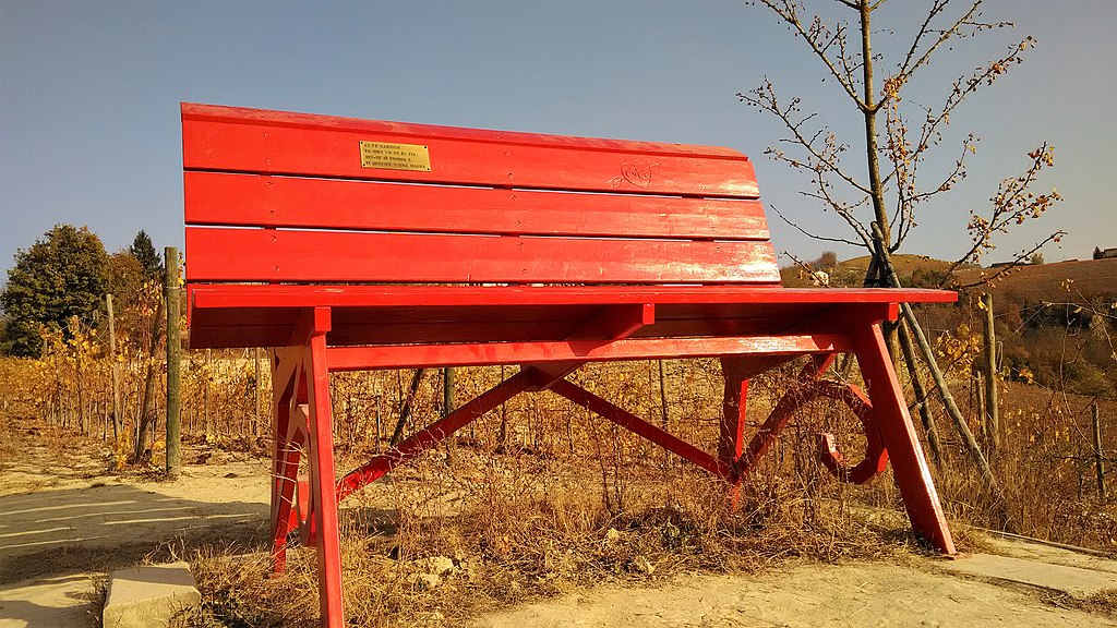 La panchina rossa di Clavesana, nelle Langhe, è la prima panchina gigante del Big Bench Community Project - Foto: Wikimedia Commons