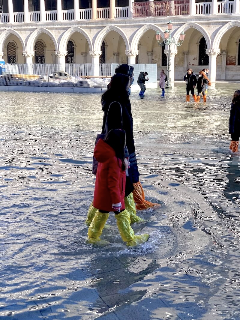 Acqua alta in piazza San Marco a Venezia