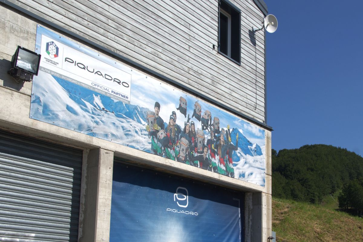 Una pubblicità di Piquadro e della Federazione Italiana Sport Invernali al Corno alle Scale. Foto di Matteo Scannavini