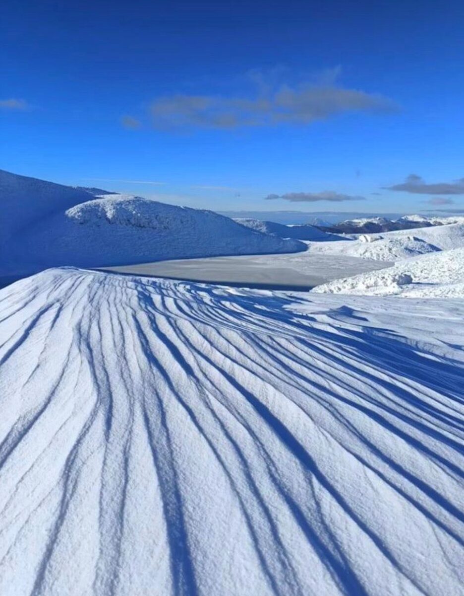 A fine novembre, la prima neve della stagione al Corno alle Scale. Sulla destra al Rifugio Duca degli Abruzzi, sulla destra. Foto di Enrico Partemi
