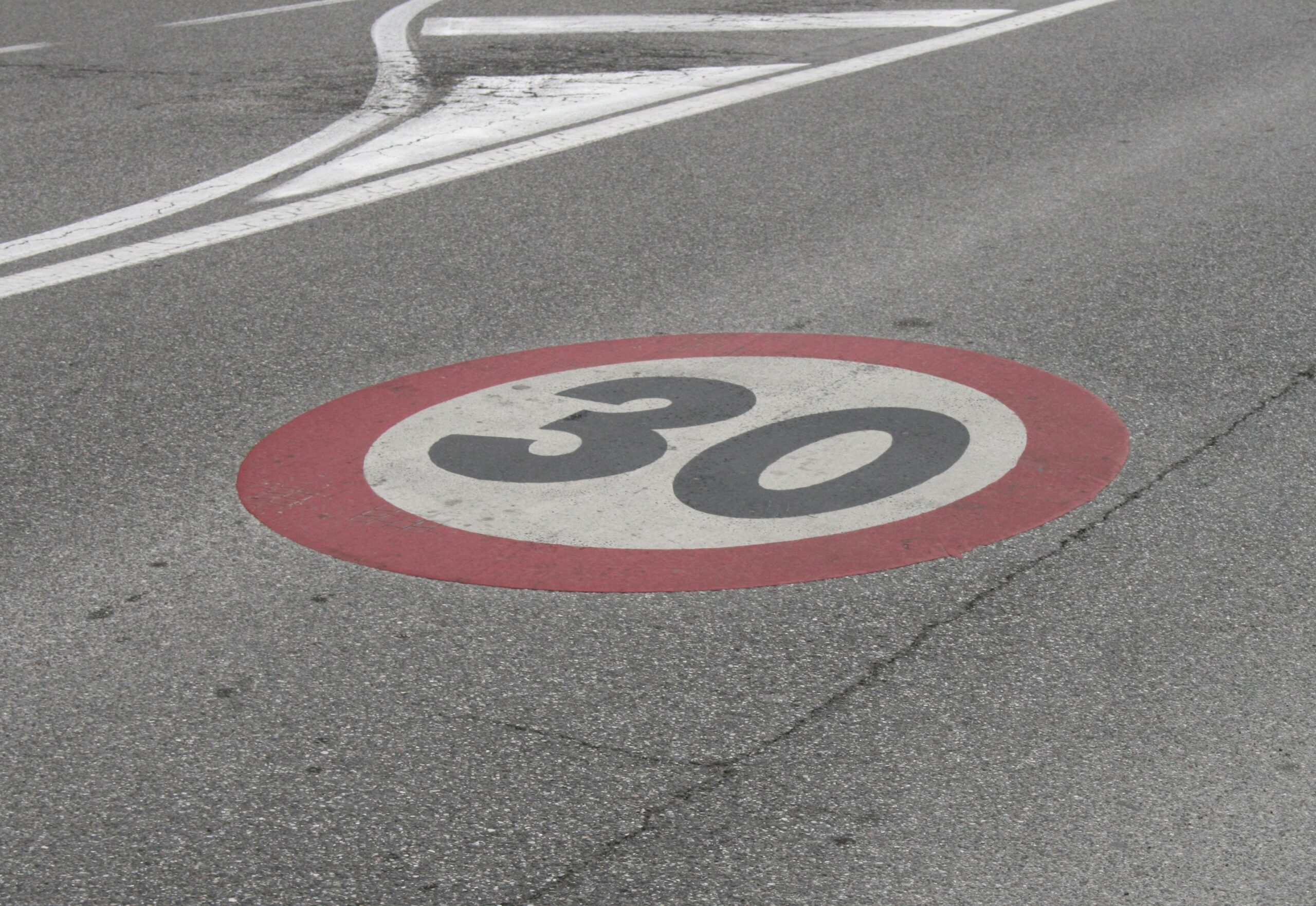 Un bollone dei 30 km/h a Bologna, via Azzurra. Foto di Matteo Scannavini