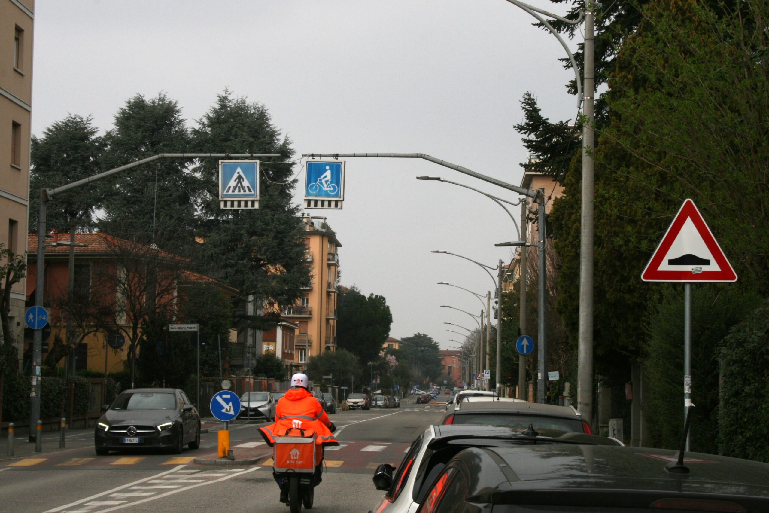 Un attraversamento ciclopedonale di Via Azzurra, rialzato e segnalato in rosso. Foto di Matteo Scannavini
